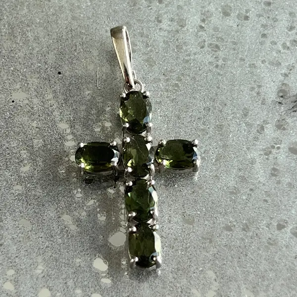 Pandantiv moldavit forma cruce | Model 7 x 5 mm
