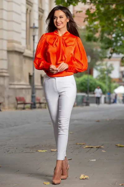Pantaloni albi conici cu talie inalta