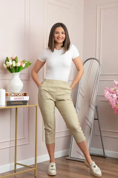 Pantaloni dama 3 4 Jenny bej cu talie elastica si fermoare decorative