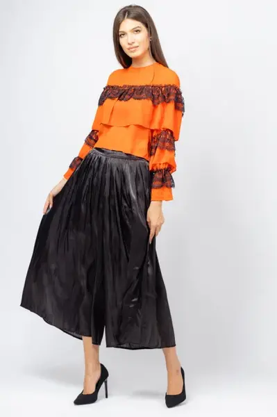 Pantaloni eleganti, negri, cu aspect lucios