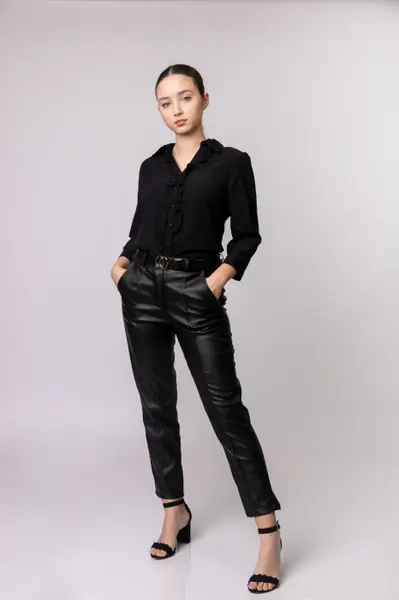 Pantaloni negri din piele ecologica cu buzunare functionale