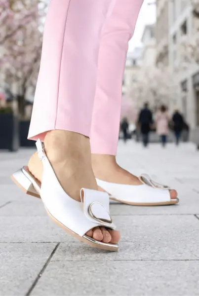 Pantofi cu Toc Mic si Accesoriu din Piele Alba - ELIN WHITE
