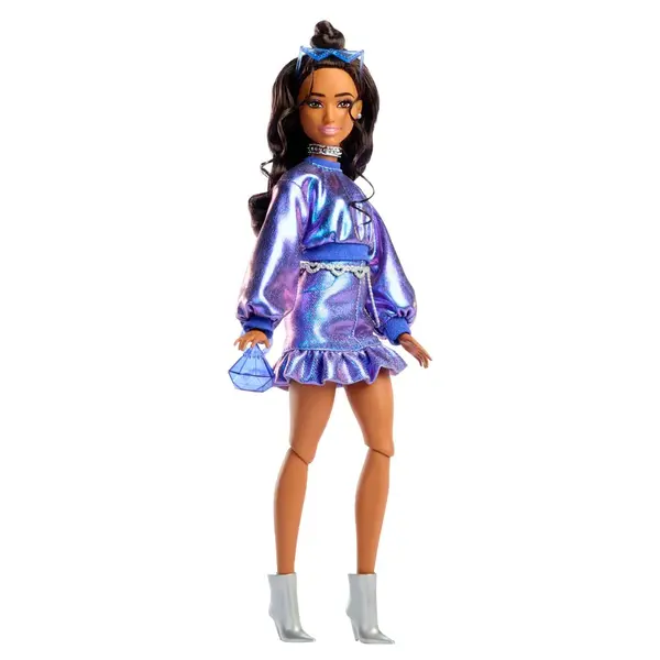 Papusa Barbie Deluxe Style cu tinuta albastra stralucitoare si par castaniu