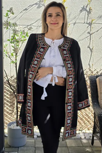 Pardesiu brodat traditional Ioana