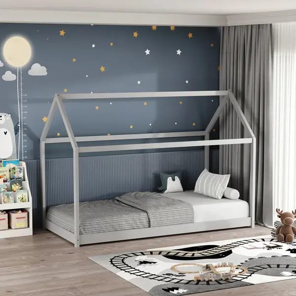 Pat pentru copii tip Montessori Nino din lemn de pin nuanta gri 90x190cm Pătuț pentru copii Nino, tip Montessori, din lemn de pin vopsit în nuanță gri, 90x190 cm.