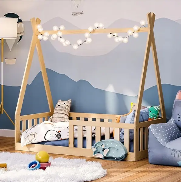 Pat pentru copii Tipi Natur, din lemn, design scandinav tip casuta, montaj pe podea, cu somiera 140 x 70 cm