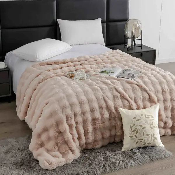Patura Luxury Soft Touch, Jojo Home, cu Blanita Artificiala Tip Iepure, 200x230 cm, cu Fermoar, Pudra