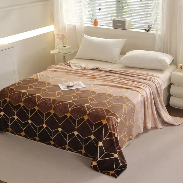 Patura Pufoasa CoCoLiNo (Fleece), 200x230cm, 240gr/mp, Maro, Forme Geometrice - Rasfatul Perfect pentru Serile Racoroase