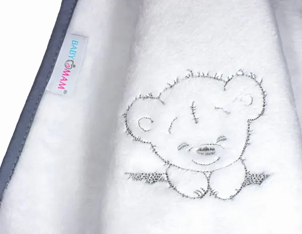 Paturica din plus pentru copii BabyMam, dimensiune 75 x 100 cm, model brodat White Teddy Bear