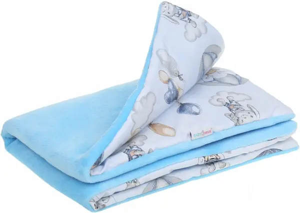 Paturica pentru copii BabyMam blue Rabbit, realizata cu doua fete din bumbac si din plus pufos, dimensiune 75 x 50 cm