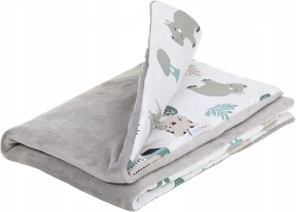 Paturica pentru copii BabyMam Safari realizata cu doua fete din bumbac si din plus pufos, dimensiune 75 x 50 cm