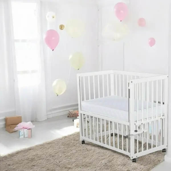 Patut co-sleeper Qmini Dalia Alb, multifunctional, 90x50 cm, din lemn de pin, reglabil pe orice treapta de inaltime la patul parintilor, sistem de ancorare si roti cu frana incluse + Saltea 8 cm