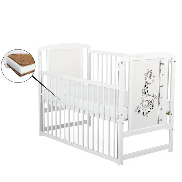 Patut din lemn bebe, 120x60 cm, Cu laterala culisanta, Din lemn de pin si mdf, Stabil si rezistent, Inaltime saltea reglabila pe 3 nivele, Laterala cu 3 bete detasabile, EN716-1, EN716-2, Alb, Babyneeds, Timmi Girafa + Saltea 8 cm