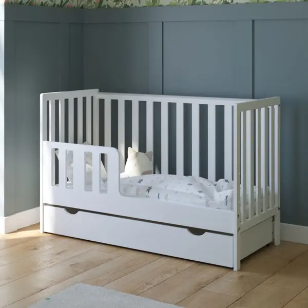 Patut din lemn si MDF pentru copii Nichiduta Bambi Alb cu sertar pe roti,bariera de protectie,2 bare detasabile,vopsele ecologice ,margini rotunjite,dimensiuni interioare 120x60 cm