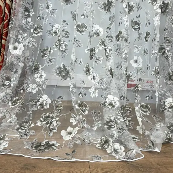 Perdea Trandafiri Gri din matase imprimata, Alba, 400cm latime x 270cm inaltime cu rejansa pt sina