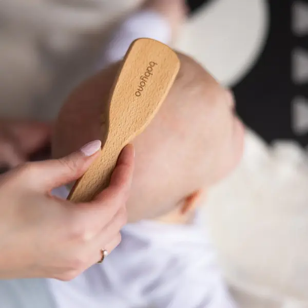 Perie pentru bebelusi Babyono din lemn cu peri naturali