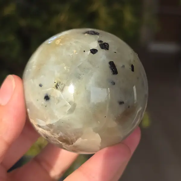 Piatra lunii cu garnierit sfera m3