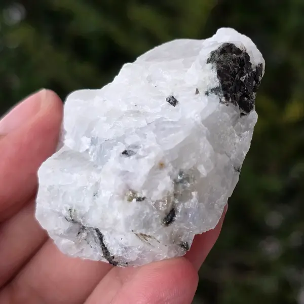 Piatra lunii cu insertii turmalina -piatra bruta m11