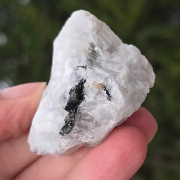 Piatra lunii cu insertii turmalina -piatra bruta m8
