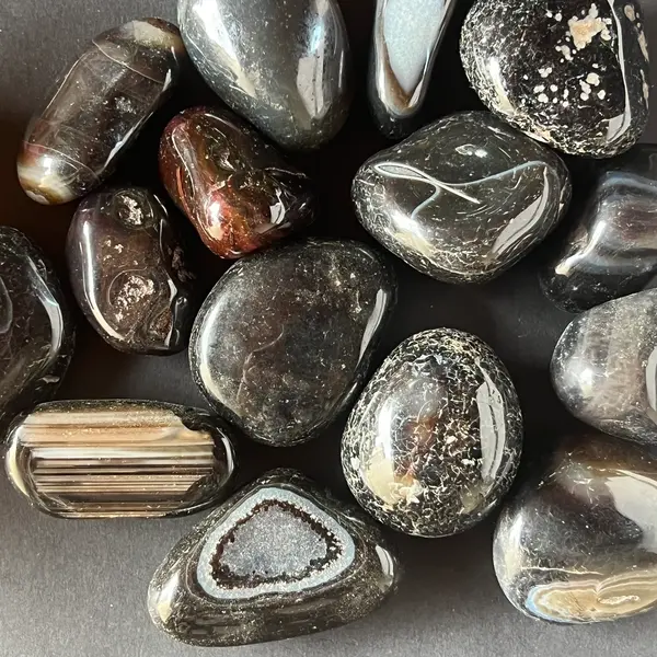 Piatra rulata agat negru dungat m2
