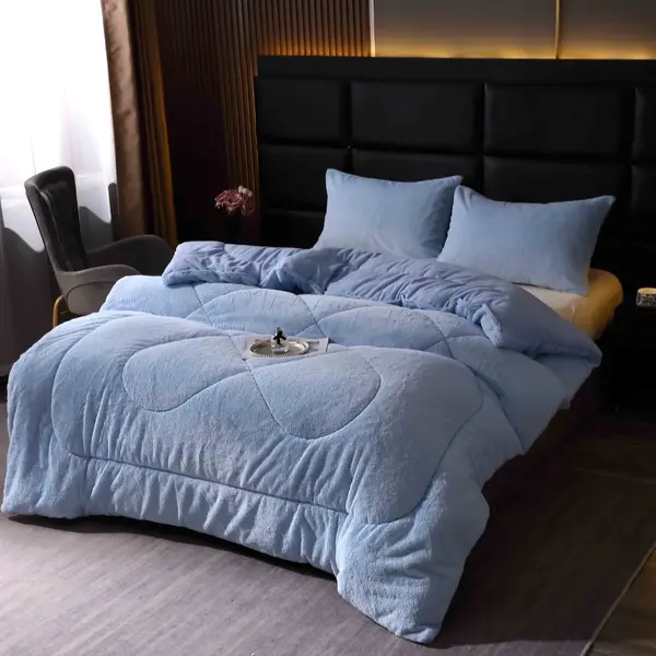 Pilota Groasa cu Fata din Blanita Artificiala de Iepure si Dos din CoCoLiNo Pufos, Umplutura Vatelina Siliconica, 200x230 cm + 2 fete de perna 50x70cm - Confort Termic Premium si Eleganta pentru Nopti Racoroase, Bleu