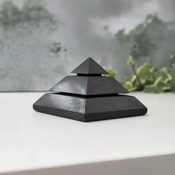 Piramida shungit 7 cm Sakkara