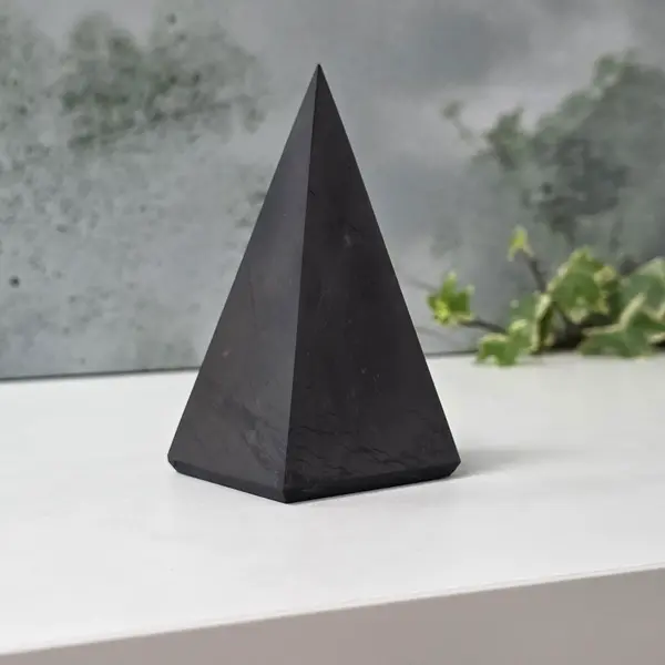 Piramida shungit polisat 10 * 5 cm
