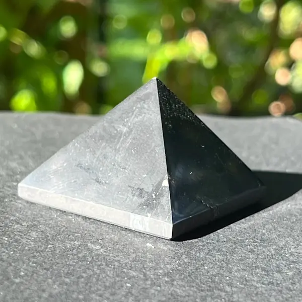 Piramida shungit polisat 4.5 cm