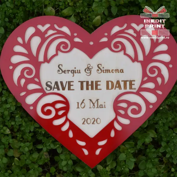 Placuta personalizata Save The Date STD3 25x21cm, Lemn natur + plexiglas roşu