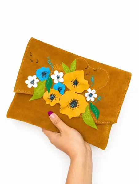 Plic handmade din piele naturala intoarsa, nuanta chihlimbar ,cu flori de camp si maci