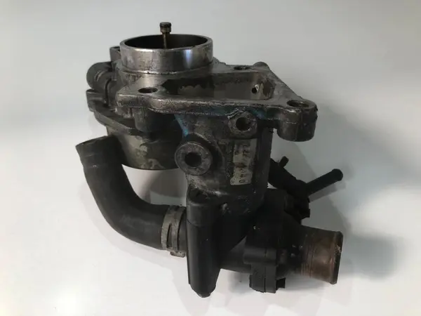 Pompa vacuum cu carcasa termostat 2s7q-8594-aa Ford Mondeo (2000-2008) [MK3] 2.0 tdci
