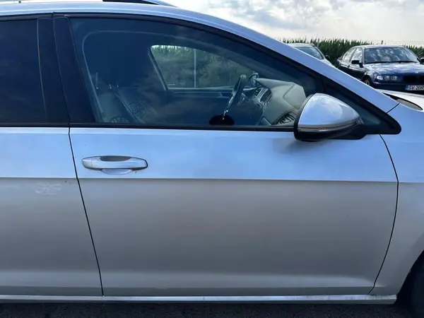 Portiera usa fata dreapta culoare argintie - la7w Volkswagen Golf 7 (2012-2017)