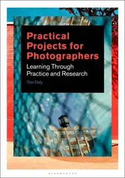 Practical Projects for Photographers: Learning Through Practice and Research, Paperback/Tim Daly