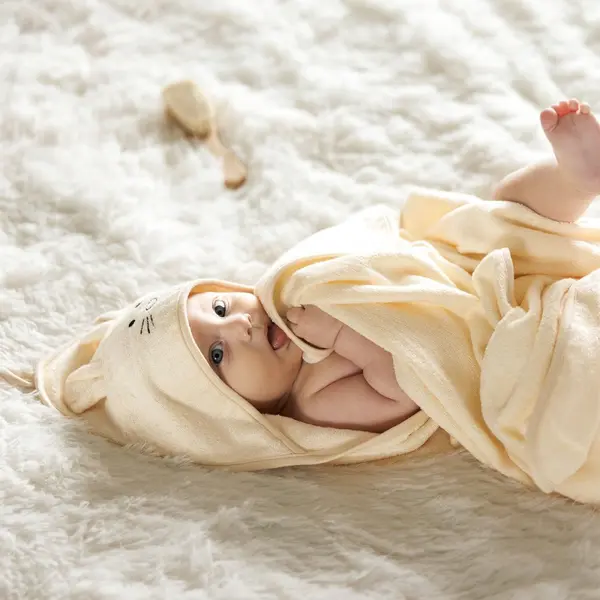 Prosop baie bambus cu gluga 100 x 100 cm Babyono crem