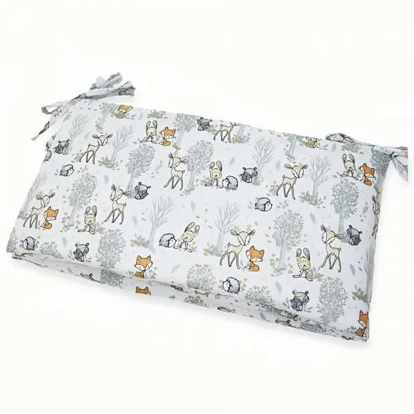 Protectie laterala pentru patut copii Kerstin Forest animals 180 x 30 cm, cu doua fete, suprafata din bumbac 100, prindere cu panglici