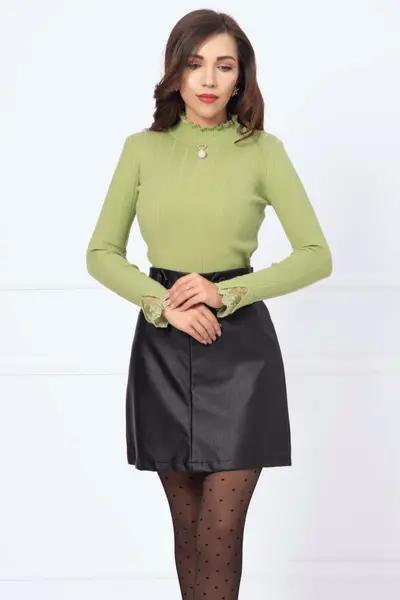 Pulover dama din tricot salvie cu volan din dantela si brosa cu inima
