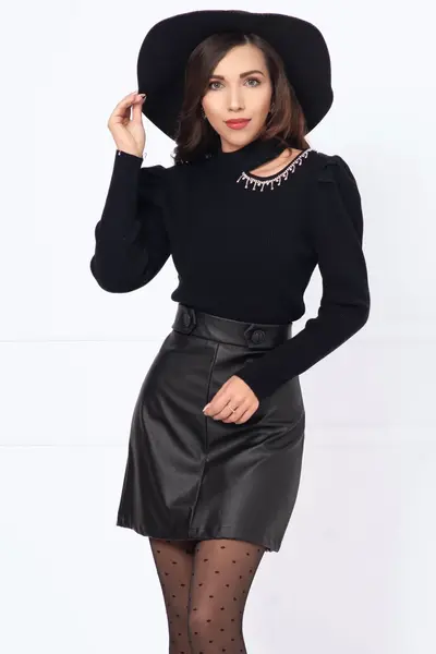 Pulover dama negru din tricot umeri bufanti si aplicatie din strassuri