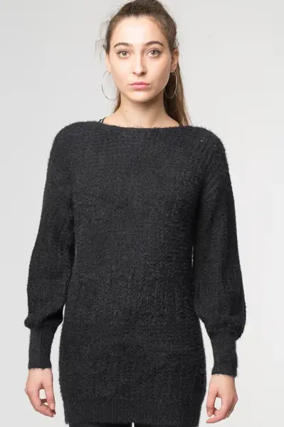 Pulover negru slylish lung cu decolteu si funde la spate