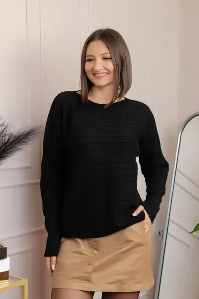 Pulover tricotat Lindsey cu dungi fine - Negru