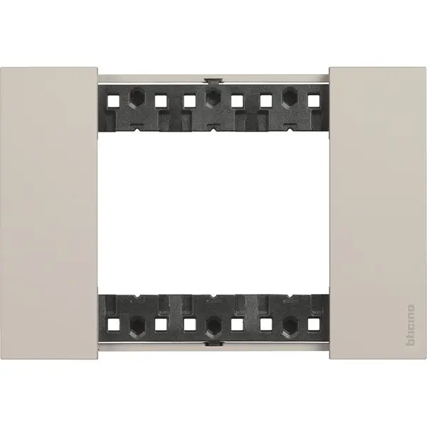 Rama ornament 3 module Bticino Living Now KA4803KM, nisip