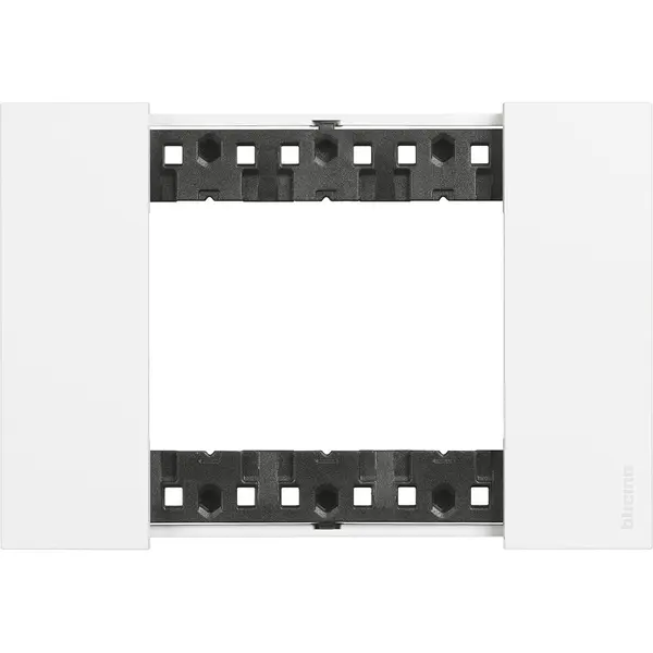Rama ornament 3 module Bticino Living Now KA4803KW, alb