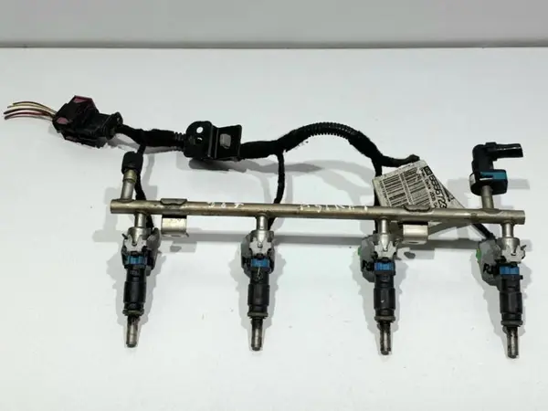 Rampa injectie cu injectoare 55567239 Opel Astra J (2009-2012) 1.6 benzina A16XER