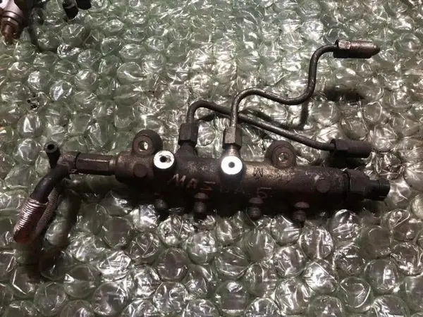 Rampa injectoare RF7J 06G2377 Mazda 6 (2002-2007) 2.0d
