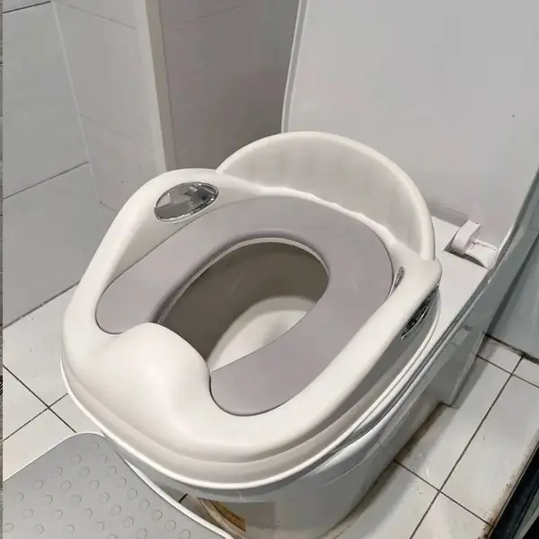 Reductor WC pentru copii Little Mom Silver cu dubla fixare, spatar si manere de sustinere, colac moale din spuma PU, protectie impotriva stropilor