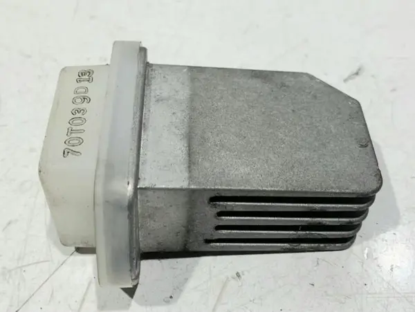 Releu ventilator bord 70T03-9D13 Nissan Qashqai plus 2 ( 2008-2010) [J10] 2.0 dci M9R