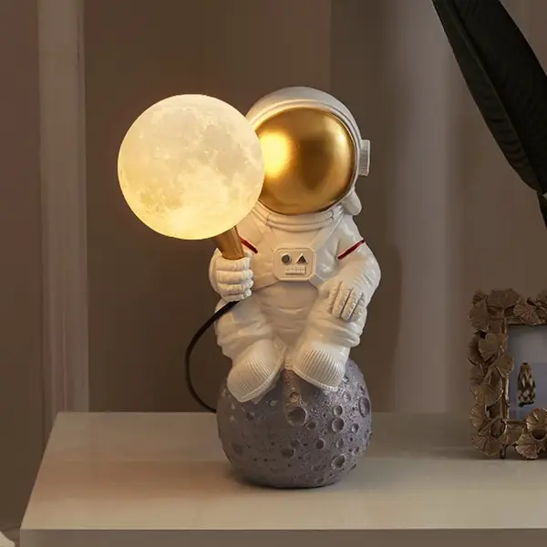 RESIGILAT - Lampa de veghe pentru copii, model astronaut