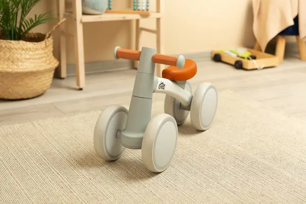 Ride-On de echilibru pentru copii Toyz Otto Grey,recomandata intre 1-3 ani, manere ergonomice, cadru metalic stabil si roti EVA