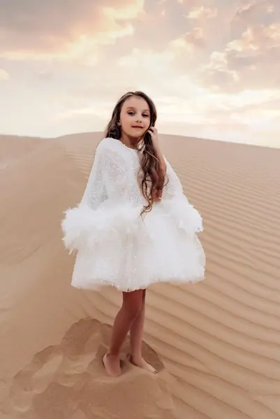 Rochie alba eleganta din dantela cu perle si fulgi naturali pentru fete - Thara