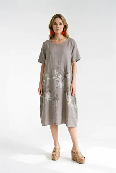 Rochie bej inchis din in si vascoza cu croi balon si imprimeu floral ton-sur-ton