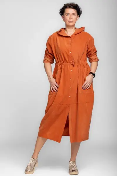 Rochie camasa din catifea reiata cu gluga si siret in talie, caramizie